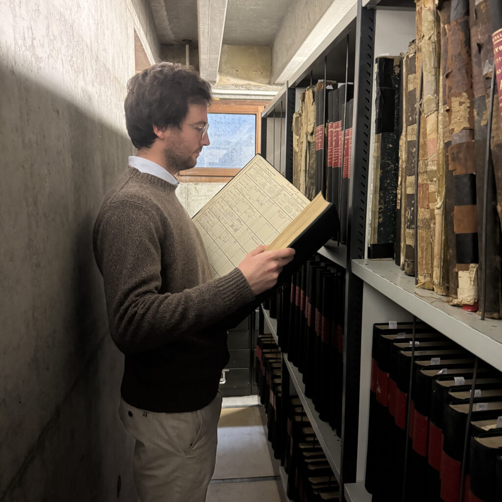 Genealoog in archieven voor het opzoeken van erfgenamen